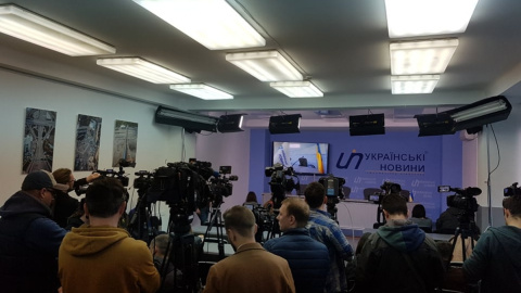 15 камер і 30 журналістів очікують на початок прес-конференції друга дитинства Зеленського Манжосова
