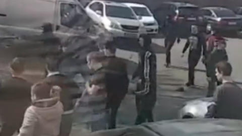 У Києві близько 40 осіб розмалювали і закидали петардами будівлю клубу