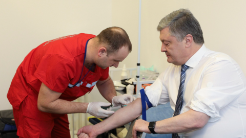 Порошенко здає кров. Фото: Twitter Порошенко