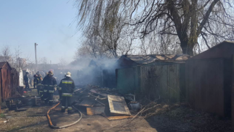 Через горіння сухої трави у Львівській області загорілись гаражі та госпспоруди