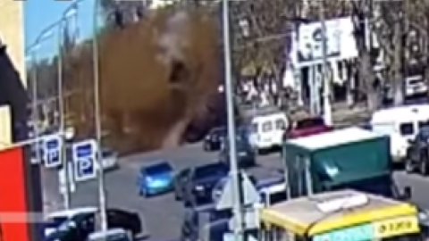 Відео дня: в Одесі через потужний вибух 10-метровий "фонтан" піску перевернув автомобіль