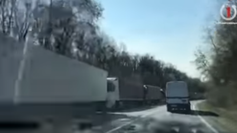 На кордоні зі Словаччиною величезні черги фур через зламаний сканер