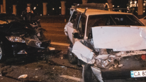 В Києві сталася потрійна ДТП: в два автомобіля, що зіткнулися, влетів третій
