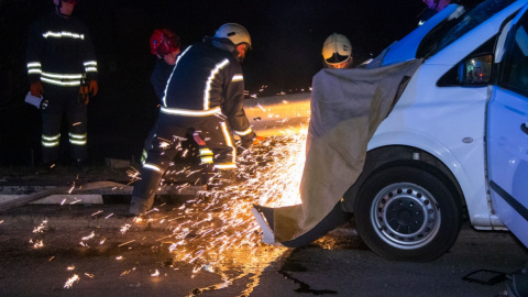 Металева конструкція пронизала мікроавтобус із дітьми на Столичному шосе в Києві
