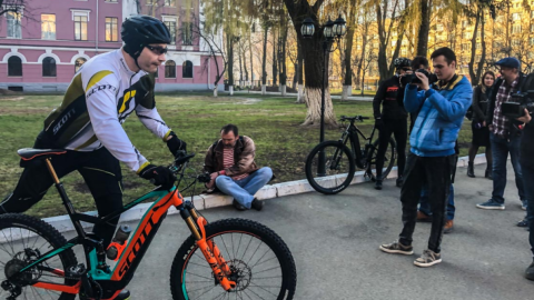 Кличко приїхав проголосувати на виборах Президента на велосипеді