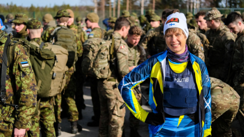 Президент Естонії здійснила з військовими марш-кидок на 8 годин