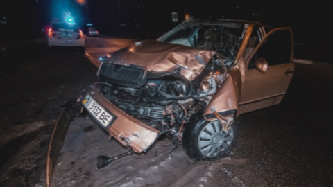 У Києві п'яний водій влетів в електроопору: поліцейським сказав, що проходив поряд
