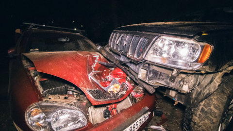 На Оболоні п'яний водій вилетів на узбіччя і зніс два автомобіля