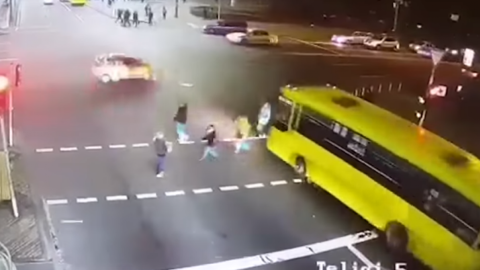 Маршрутка збила трьох жінок на зеленому світлофорі біля метро в Києві