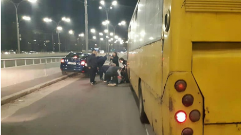 Пішоходи потрапили під колеса автобуса в Києві. Фото: ДТП Київ