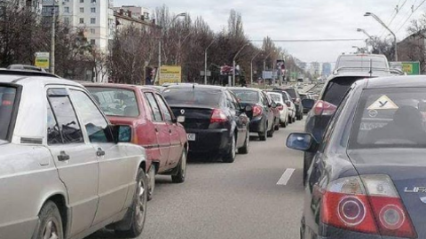 Шулявський міст і "пробковий" апокаліпсис у Києві: соцмережі заполонили фото і відео заторів