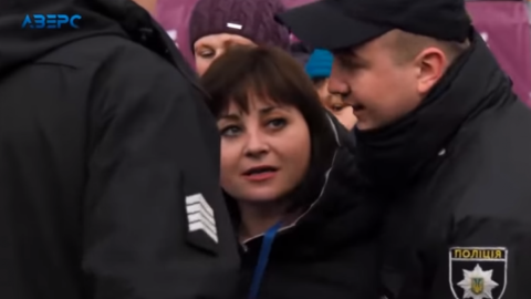 Журналістку луцького телеканалу силою вивела поліція з виступу Порошенка в Ковелі