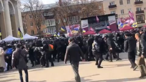 Відео дня: націоналісти напали на поліцію з плюшевими свинями під час візиту Порошенка до Полтави