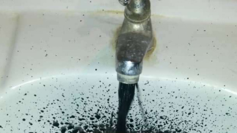 У Венесуелі страшна чорна рідина потекла замість води