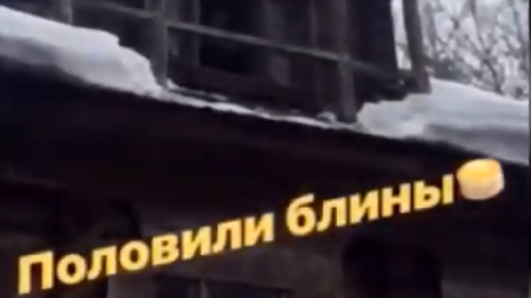 У Нижньому Новгороді на Масляну людям кидали млинці з балкона музею