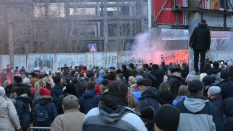 У Черкасах лідер "Нацкорпуса" заліз на капот авто з кортежу Порошенка