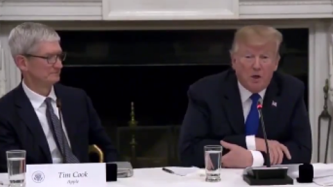 Після конфузу Трампа глава Apple змінив прізвище в Twitter
