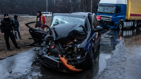 Вранці у Києві фура зіткнулася з легковим автомобілем, є постраждалі
