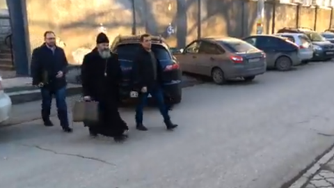Архієпископ Климент виходить з адвокатами. Скріншот: "Кримська солідарність"/Facebook