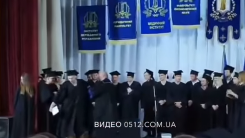 П'яний випускник миколаївської "Могилянки" зі сцени оголосив, що купив диплом і порвав його