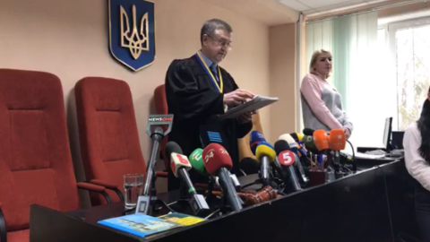 Під час оголошення вироку Зайцевій стало зле, і її вивели із залу суду. Скріншот відео ua.kharkiv.nstu