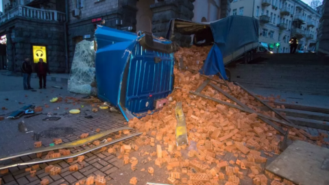 У мережі з'явилося відео, як у Києві фура з цеглою на швидкості скочується по вулиці. Фото: Інформатор