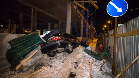На Борщагівці у Києві авто влетіло в забудову торгового центру і знесло паркан