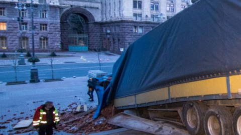 Попередньо, у вантажівки зірвало гідравліку, поки водії відпочивали. Фото: Інформатор