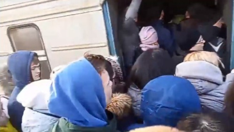 З'явилося відео, як люди "штурмували" міську електричку на Троєщині
