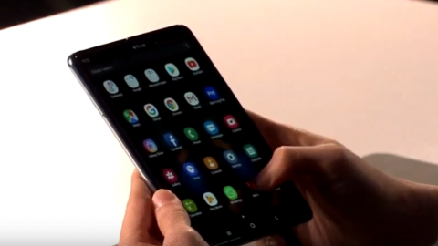 Samsung представила перший гнучкий смартфон. Скріншот: трансляція Samsung