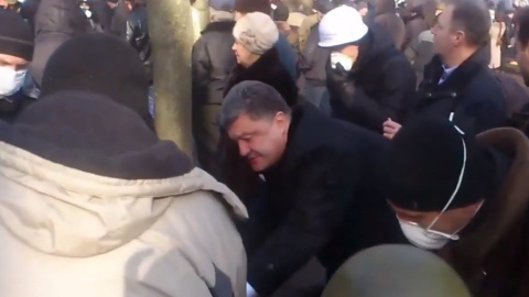 Порошенко допомагає виносити поранених. Скріншот відео youtubе.com/ Алекс N