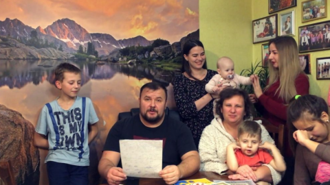 Багатодітна сім'я дарує Порошенку свій мікроавтобус, оскільки не може його розмитнити