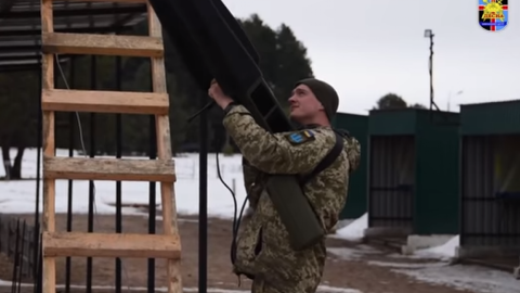 Безпілотники втрачають зв'язок з пультом управління і можуть бути примусово посаджені. Скріншот відео. 