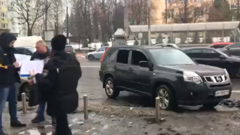 Троє в масках на "євроблясі" розбили скло авто в Києві і вкрали $40 тисяч