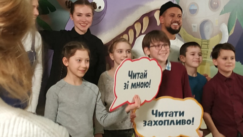 Все дети получили первую книгу "Приключений близнецов Тритопов"