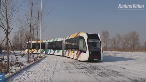 Перший у світі безрейковий поїзд протестували в найпівнічнішій провінції Китаю за мінус 20 градусів