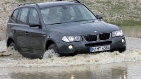 Німець вирішив проїхати на BMW X3 ставком, як було показано в рекламі.
