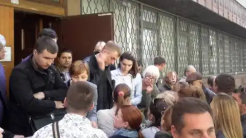 Очередь возле входа в отделение госрегистрации юр- и физлиц-предпринимателей Печерского района