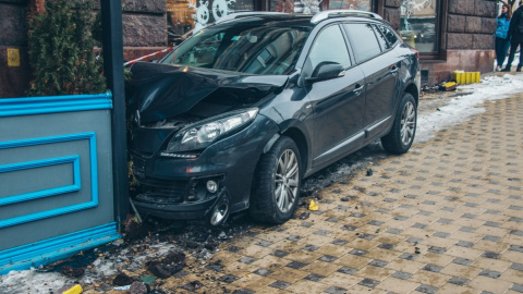 У центрі Києва Renault вилетів на тротуар і влетів у терасу ресторану. Фото: "Інформатор". 