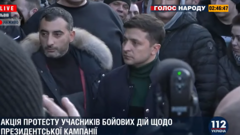 Запитання і претензії присутніх Зеленський ігнорувати не став. Скріншот: "112"