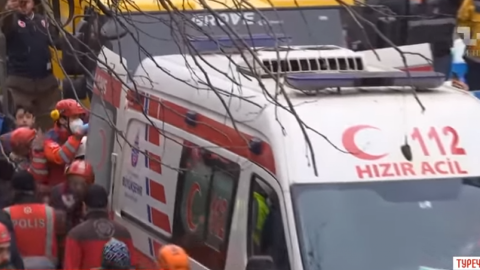 З-під завалів зруйнованої багатоповерхівки дістали 5-річну дівчинку: вона пробула там 15 годин