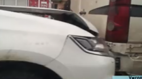 В Ужгороді машина поліцейських врізалася в автомобіль перед "зеброю"