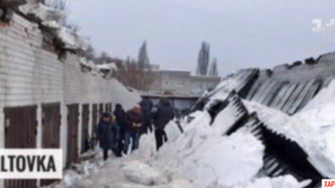 У Харкові через сніг обвалився дах гаражного кооперативу: дві людини постраждали