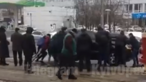 Відео дня: кияни винесли "невдало" припаркований позашляховик