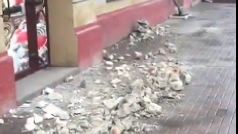 Відео дня: у центрі Одеси падають шматки балконів