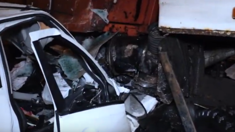 У Києві вантажівка знесла огорожу і розчавила легковий автомобіль