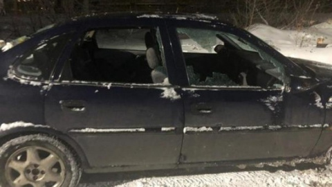 Особливо сильно постраждав автомобіль знімальної групи — його порубали сокирою та розбили скло в салоні. Фото: Факти