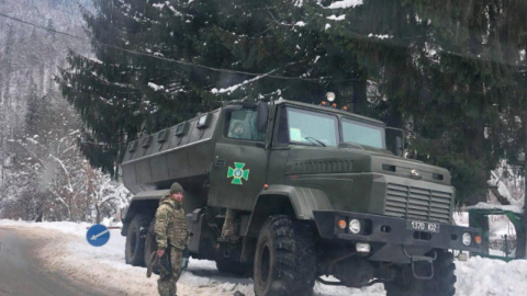 На місці працюють прикордонники спільно з військовою прокуратурою. Фото: Mukachevo.net