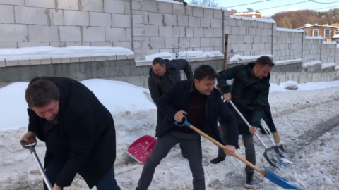 Зеленський запустив "Лопата челедж" - пропонує людям чистити сніг, поки всі начальники в Давосі