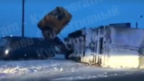 Під Києвом на Кільцевій перекинулася фура